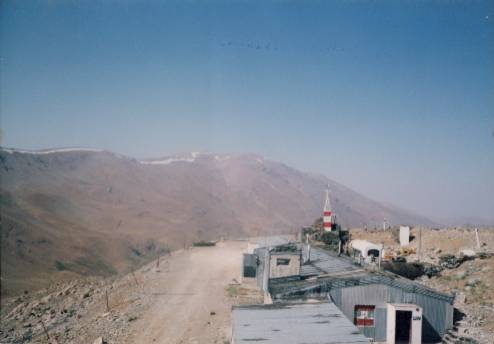 altes Hermon Base Gebude, Blick zum Hermon